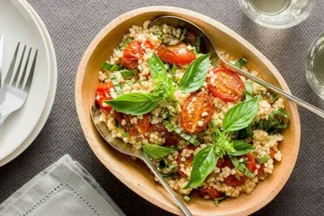 Fregola with tomatoes and basil